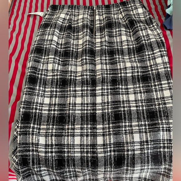 New with tags, lined plaid skirt with front slit - Picture 2 of 4